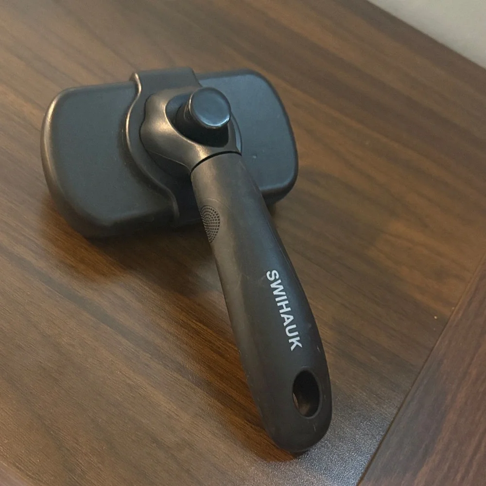 Pet brush with retractable bristles